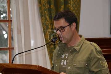 El periodista teldense Gaumet Florido leyó este jueves en el Pleno municipal el Manifiesto Institucional por el Día Internacional de las Mujeres (Foto TA y Francisco J. Santana)